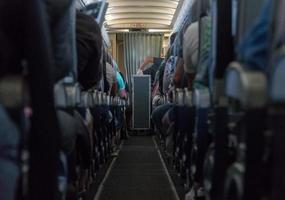 foto borrosa del interior del avión. pasajeros en el avión de cabina