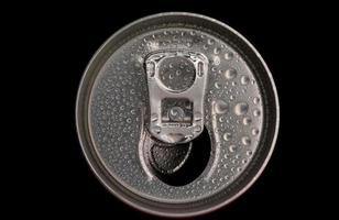 parte superior de una lata con gotas de agua de cerca sobre un fondo negro foto