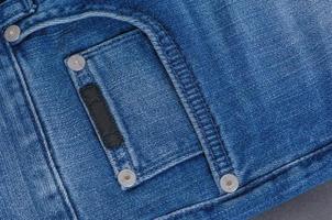 parte de los pantalones vaqueros azules con bolsillos y remaches, primer plano