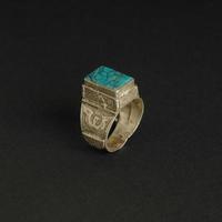 antiguo anillo antiguo con piedras sobre fondo negro. joyas antiguas de asia central