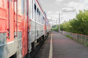 tren de pasajeros en el ferrocarril contra el cielo foto