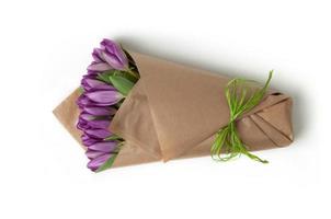 tulipanes violetas en una cinta asociada con un ramo de papel. día de San Valentín foto