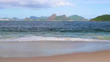 vista panorámica de la playa de flamengo y paisaje urbano de río de janeiro, brasil. video