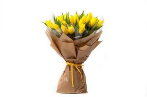 tulipanes amarillos en una cinta asociada a un ramo de papel. día de San Valentín