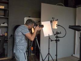 el chico fotografiando objetos en el estudio. fotografía no intencionada foto