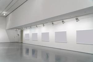 sala de exposiciones de la galería con fotografías en blanco foto