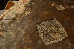 portada de un antiguo libro árabe. manuscritos y textos árabes antiguos foto