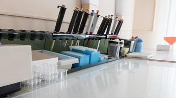 mesa con instrumentos de laboratorio médico para el análisis de muestras de sangre