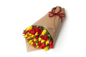 tulipanes amarillos y rojos en una cinta asociada de ramo de papel. día de San Valentín foto