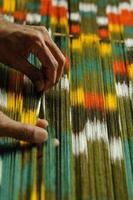 Tejido y fabricación de alfombras artesanales closeup foto