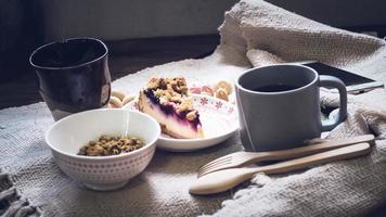 comida saludable por la mañana. yogur griego, cereal y kiwi en un vaso. desayuno saludable y comida dietética. comida para bajar de peso. foto