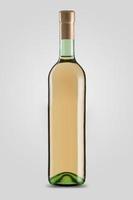 botella cerrada de vino blanco sobre fondo claro con sombra foto