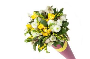 surtido de diferentes flores en un ramo en forma de cono sobre un fondo blanco. día de San Valentín foto