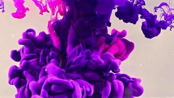abstracte kleuren druppels inkt wervelende verf in water video