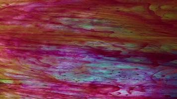 Gotas de colores abstractos de pintura arremolinándose en el agua