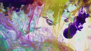 abstracte kleuren druppels inkt wervelende verf in water video