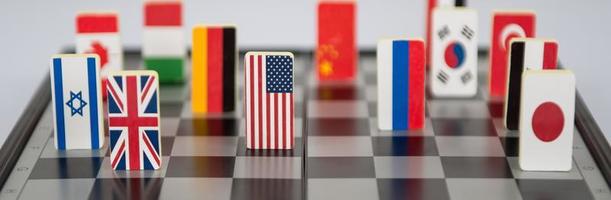 símbolos de los países en el tablero de ajedrez. foto conceptual, juegos políticos