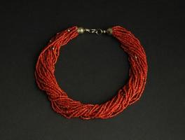 antiguo collar antiguo de piedras rojas sobre fondo negro. joyería vintage de asia central foto