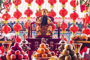 artículos y alimentos respetan la religión de dios en la cultura china con linternas chinas decoración tradicional ceremonia de adoración en el templo chino