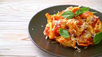 italienische Tortellini-Nudeln mit Tomatensauce video