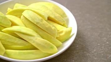 frische grüne und goldene Mango auf Teller geschnitten on video