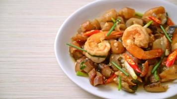 pepino-do-mar refogado refogado com camarões - estilo de comida asiática