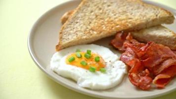 Spiegelei mit geröstetem Brot und Speck zum Frühstück video