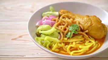 zuppa di noodle al curry tailandese del nord con pollo - stile di cibo tailandese video