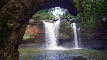 vackra haew suwat vattenfall i khao yai nationalpark i thailand video