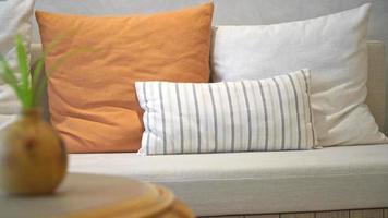 travesseiro bonito e confortável no sofá na sala de estar video