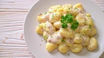 gnocchi con crema di funghi e formaggio - stile alimentare italiano video