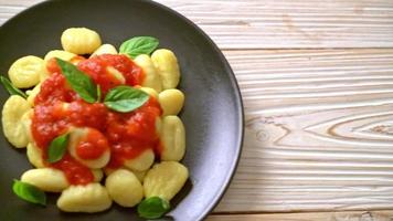 gnocchi in tomato sauce with cheese video