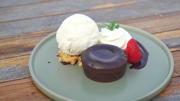 lava de chocolate con helado de vainilla y crema batida en el plato video