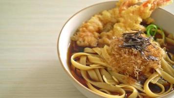 japanse ramennoedels met tempura van garnalen - Aziatisch eten video
