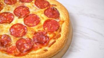 Pizza de pepperoni en bandeja de madera - estilo de comida italiana