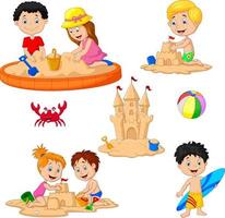 niños jugando castillos de arena y tablas de surf vector