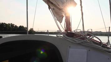 Yacht, die an sonnigen Tagen auf dem Fluss schwimmt video