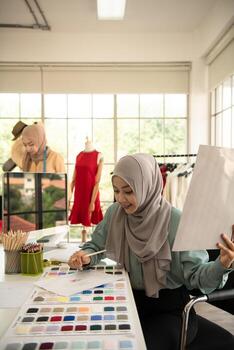 las mujeres musulmanas tienen un pequeño negocio en sus propios hogares. es el diseño y confección de ropa. foto