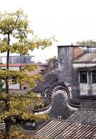 El techo tradicional de la ciudad antigua de shawan se llama techos con forma de asa de wok en guangzhou. los techos curvos de estilo lingnan en el casco antiguo. Arquitectura tradicional. foto