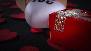 caja de regalo del día de san valentín y anillo de bodas