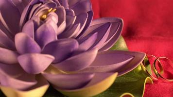 bague de mariage près de la fleur de lotus imitation video