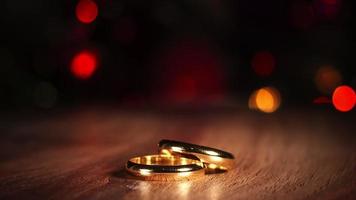 anillo de bodas y luces bokeh de colores