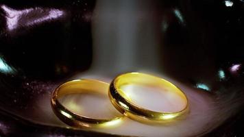 anillo de bodas y humo del concepto del día de san valentín