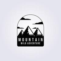 diseño de ilustración vectorial del logotipo de pino de montaña, opción de logotipo vintage vector