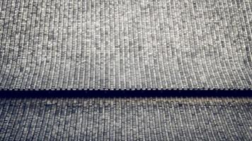las tejas chinas con diseño curvo. el techo de arcilla de un templo japonés. material de fondo de textura de patrón de arquitectura asiática tradicional foto