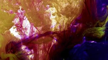 gotas de tinta de colores vivos abstractos que se extienden en la textura del agua