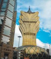 noviembre de 2017 macao china. hito del gran casino de lisboa de macao. grand lisbon macau está en el centro de la ciudad y está conectado con un centro comercial. la torre de macao y la plaza del senado son hitos notables