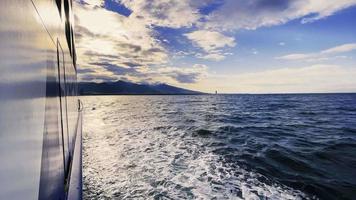 la vue sur la mer à l'intérieur du ferry video