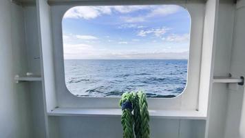 mar agitado desde la ventana del ferry