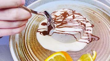 soufflé de chocolate blanco en un plato
